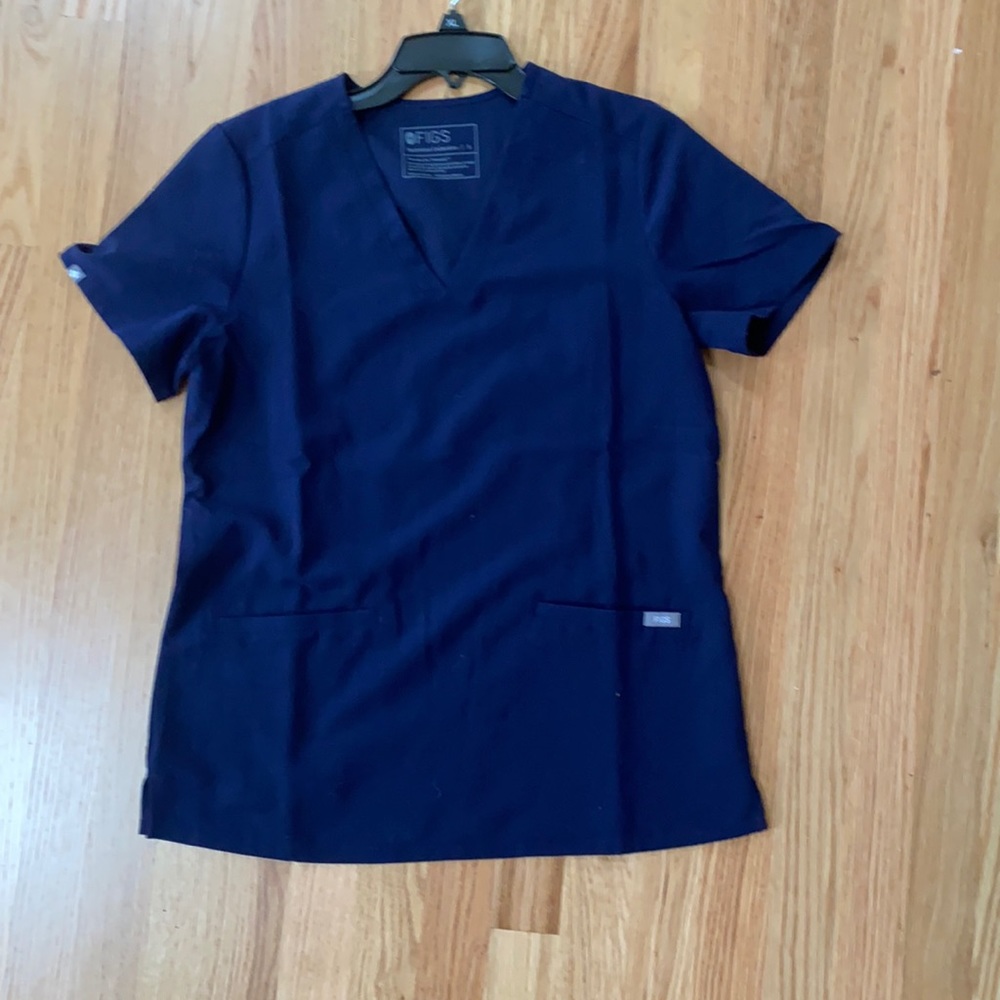 FIGS S CASMA THREE POCKET SCRUB TOP NAVY BLUE